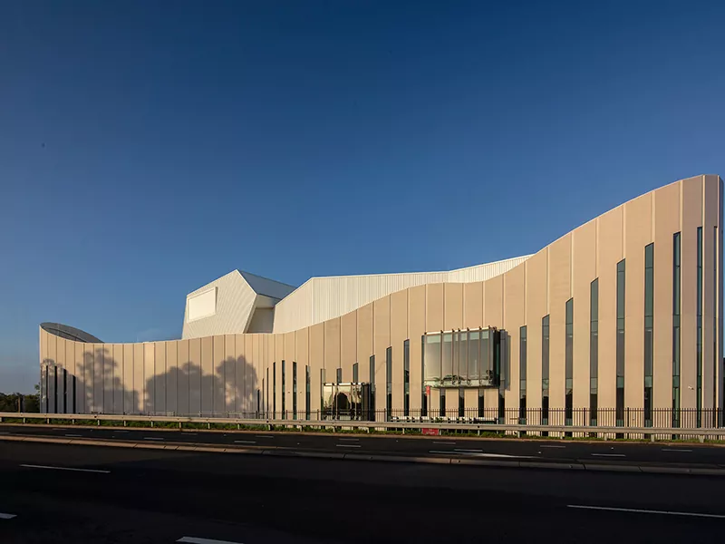 ¿Por qué es importante el edificio de teatro con estructura de acero en la arquitectura moderna?