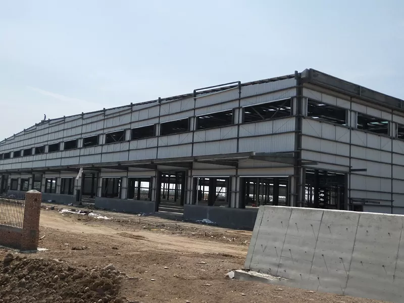 Almacén duradero con estructura de acero