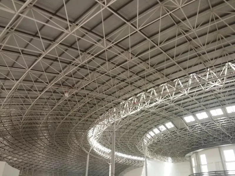 Estaciones con estructura de acero Space Grid