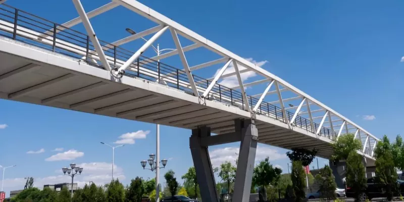 Construcción de puente peatonal de la ciudad con estructura de acero Construcción de puente peatonal de la ciudad con estructura de acero