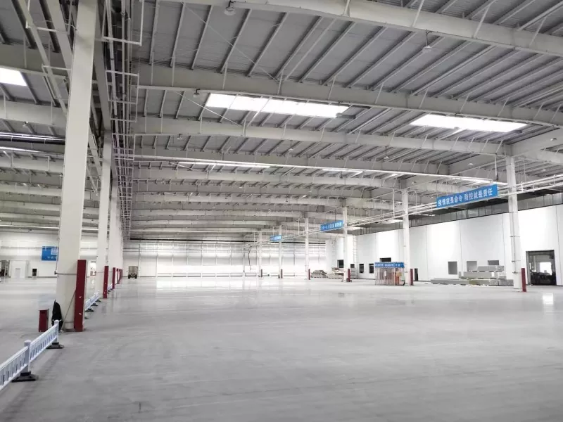 Construcción de almacén con estructura de acero de varios tramos