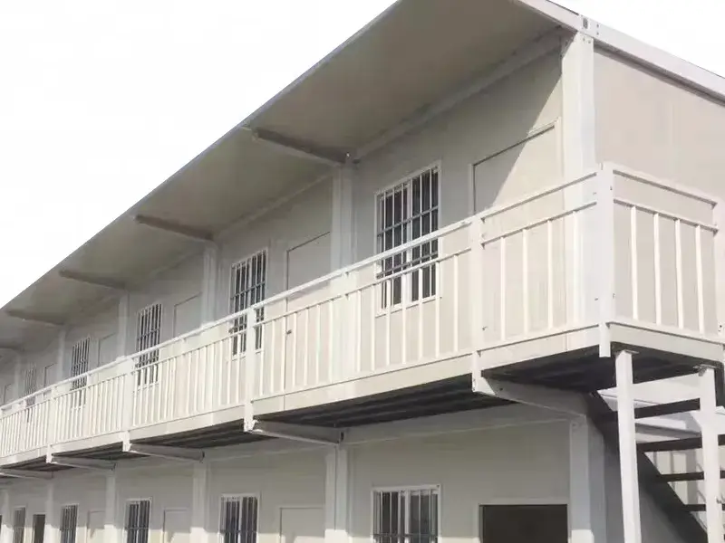 Dormitorio de contenedores de acero