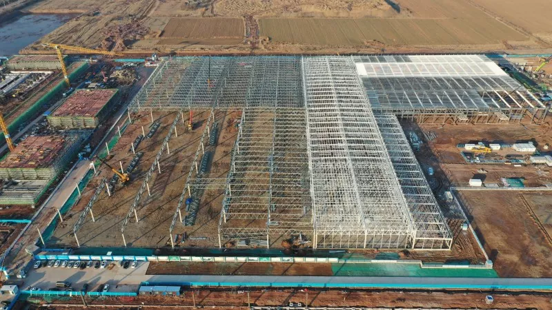 Construcción del centro de distribución de entrega urgente de acero