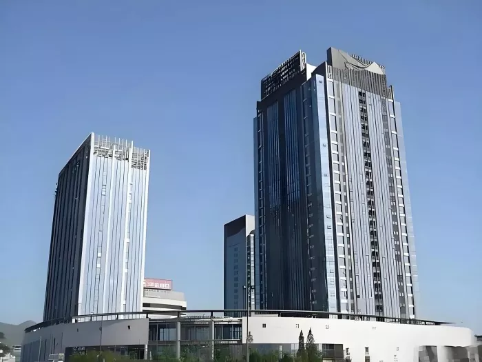 Edificio alto con refuerzo de estructura de acero