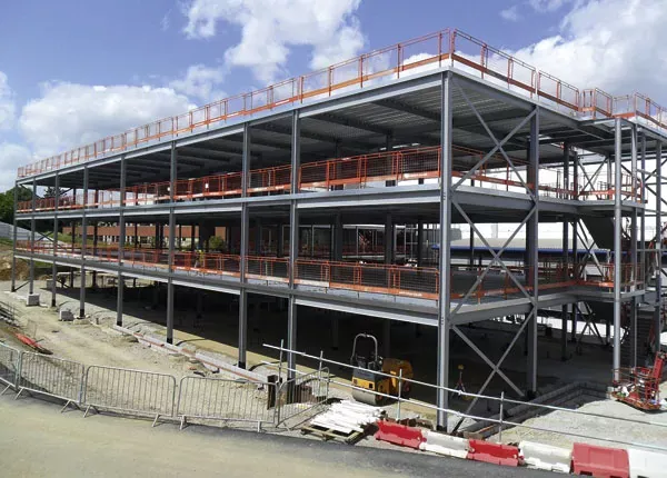 Hospital con estructura de acero