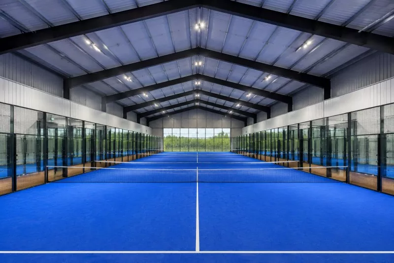 Construcción de pista de pádel interior con estructura de acero Construcción de pista de pádel interior con estructura de acero