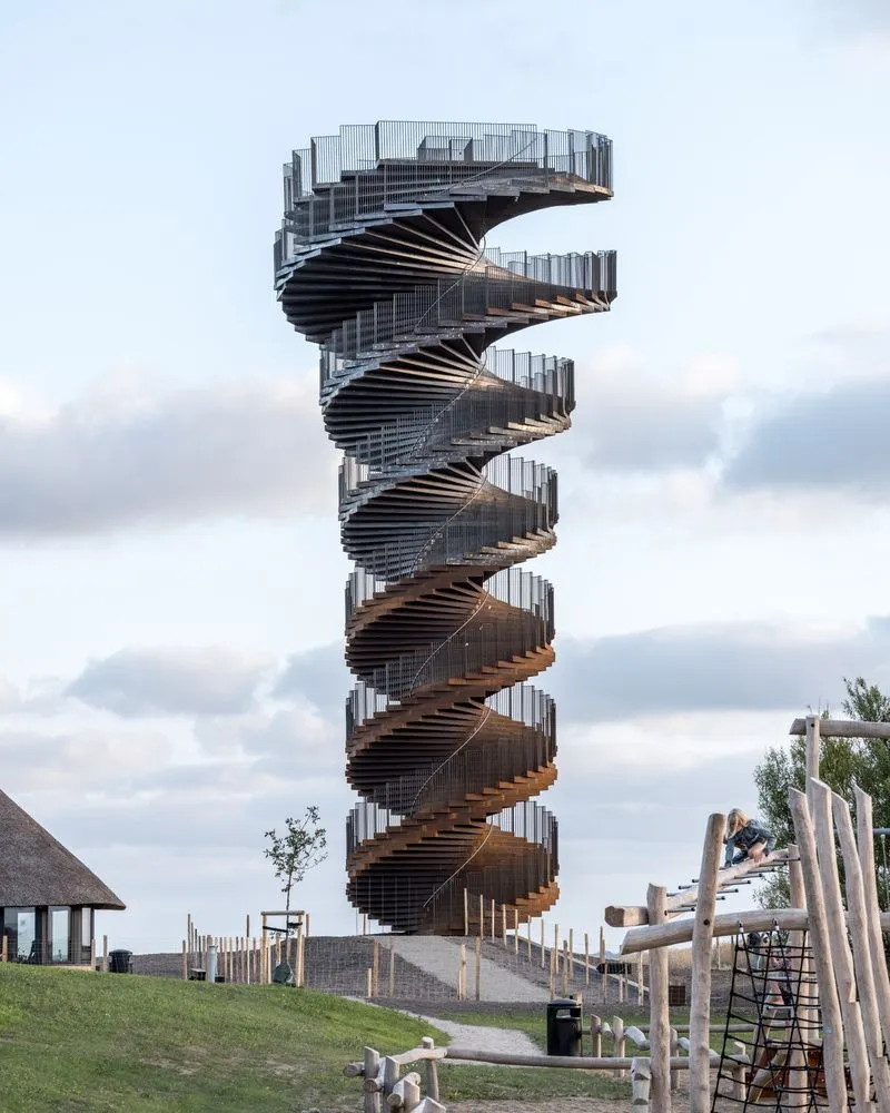 Edificio de torre de paisaje de acero