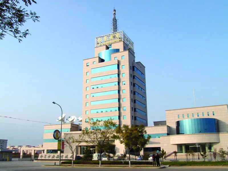 Edificio de radiodifusión con estructura de acero