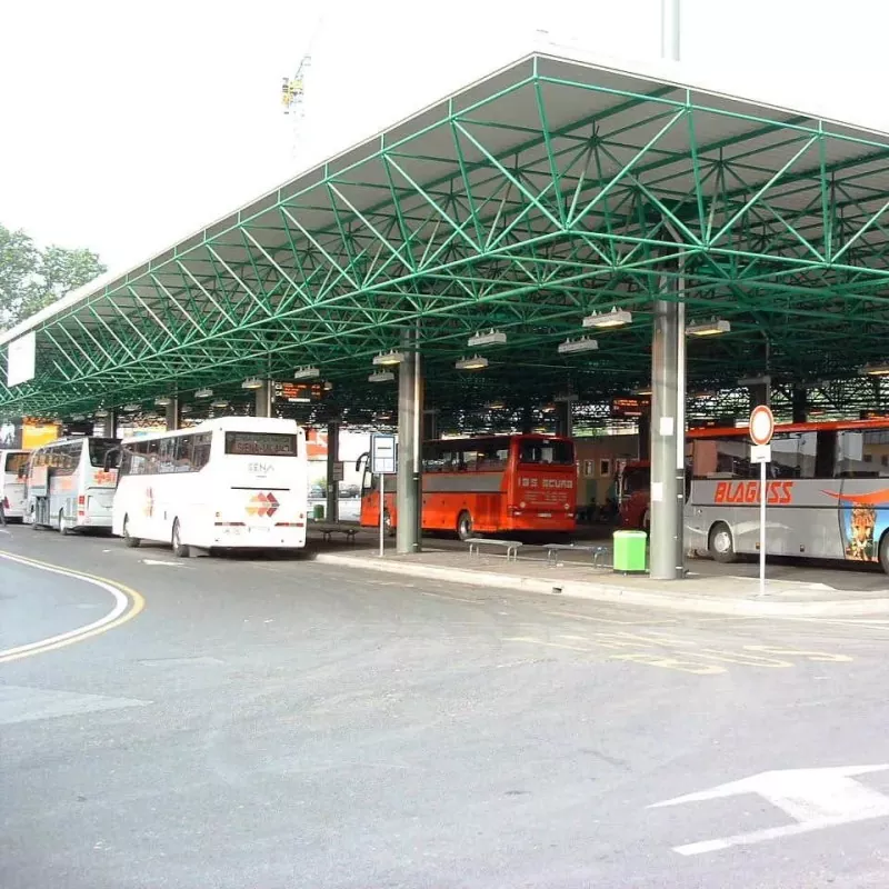 Depósito de autobuses con estructura de acero Depósito de autobuses con estructura de acero