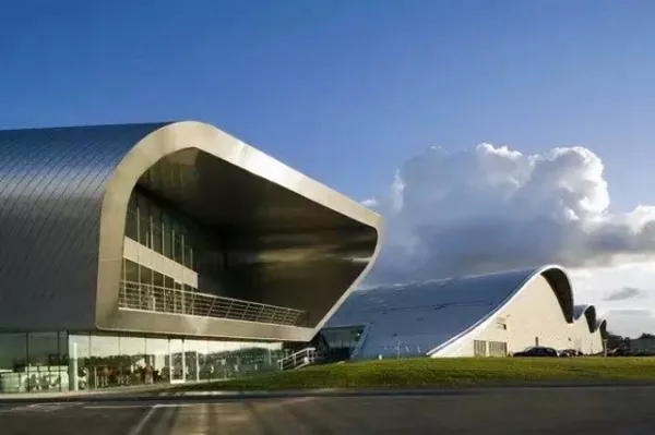 Terminal de jets comerciales con estructura de acero