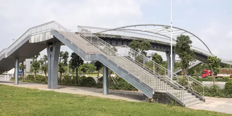Construcción de puente peatonal de la ciudad con estructura de acero