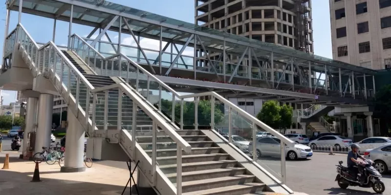 Construcción de puente peatonal de la ciudad con estructura de acero