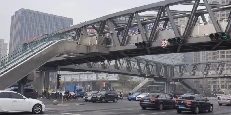 Construcción de puente peatonal de la ciudad con estructura de acero
