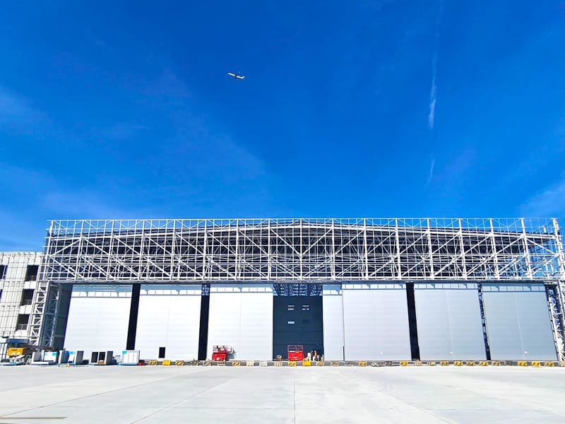 Hangar del centro de aviación civil con estructura de acero