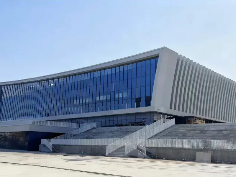 Gimnasio escolar con estructura de acero