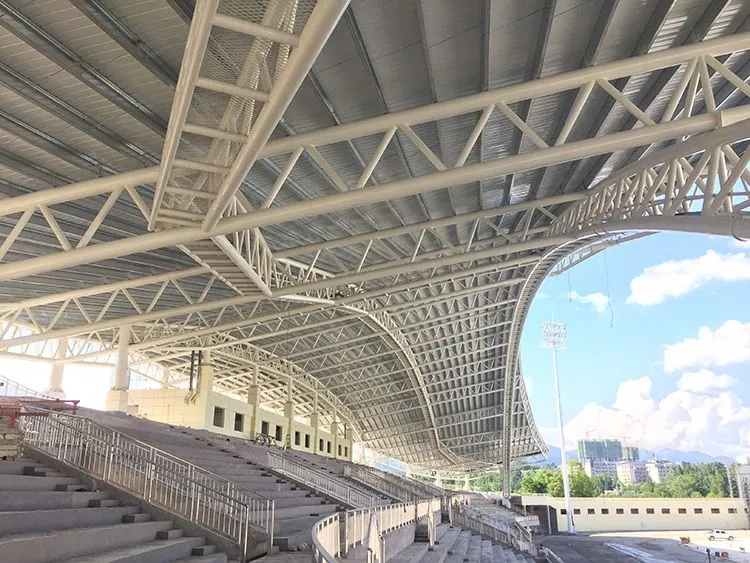 Edificio de gradas del estadio con estructura de acero