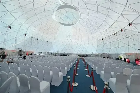 Sala de exposiciones con cúpula suspendida